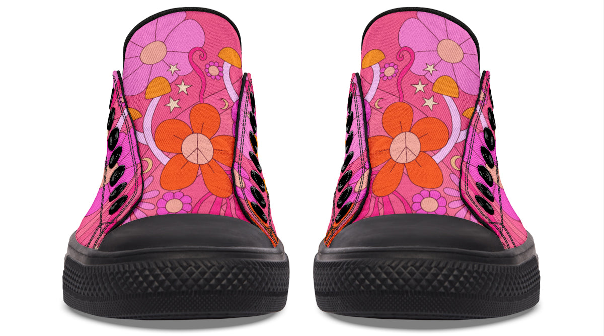 Molly's Pink Retro Daisies Low Tops (Wide)
